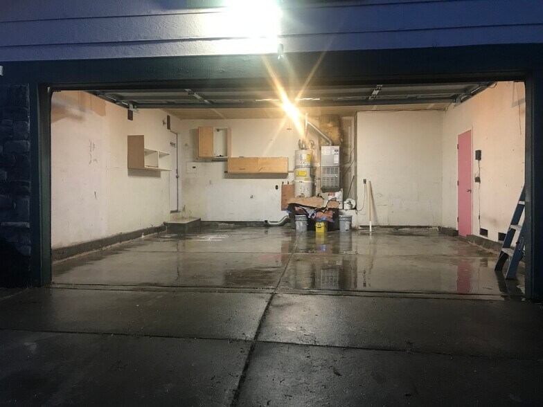 Building Photo - 1960 Seasons Way