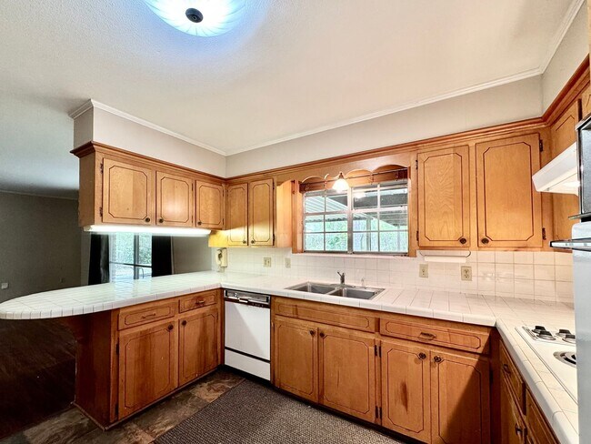 Building Photo - Spacious 3BR Home in Broadmoor | Huge Backyard + Gated Driveway