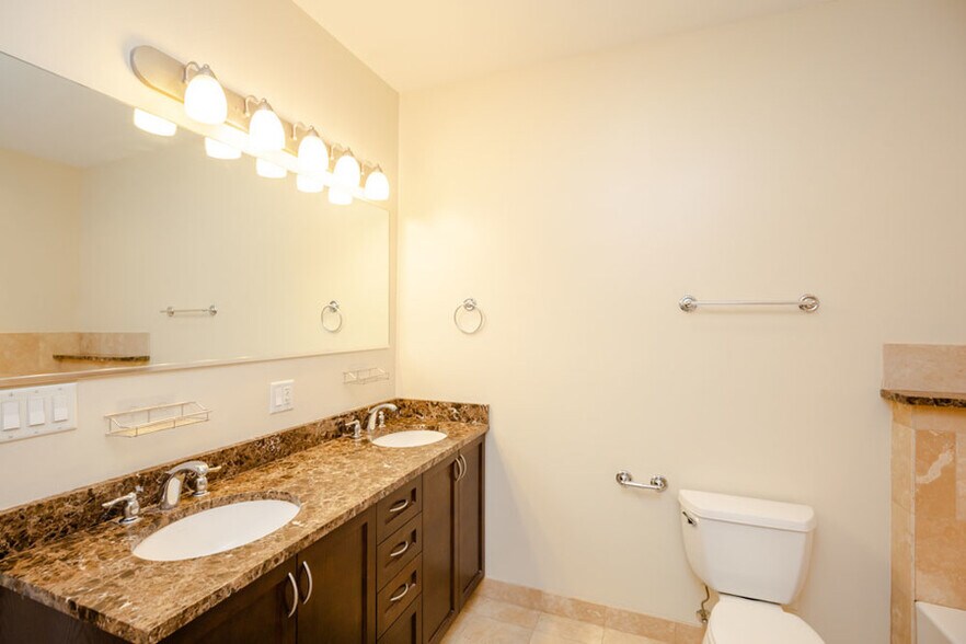 Building Photo - 2510 N Willetts Ct