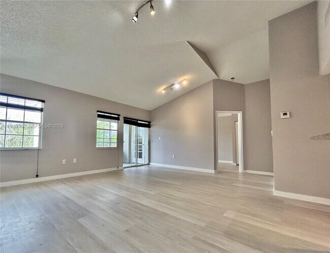 Building Photo - 2811 N Oakland Forest Dr