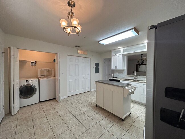 Building Photo - Charming 3/2.5 Condo in SW!
