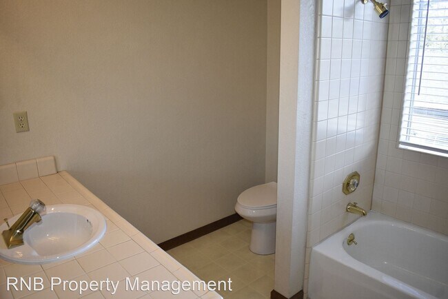 Building Photo - 3 br, 3 bath House - 5616 Bluffs Drive