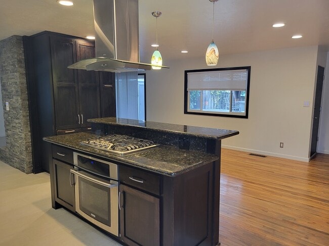 Building Photo - 485 Redwood Way