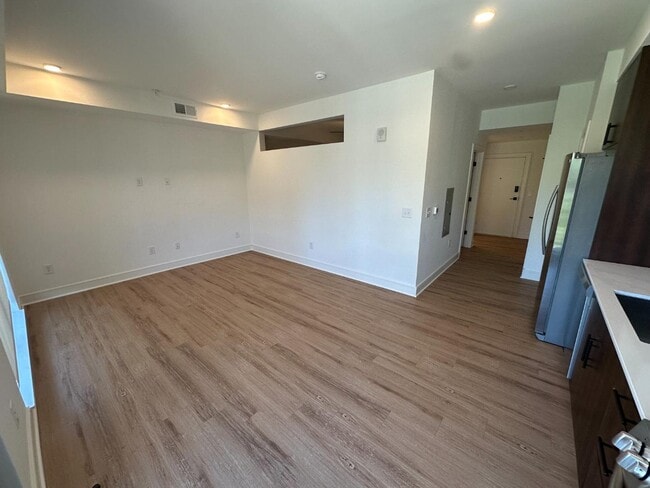 Building Photo - 615 W Peace St