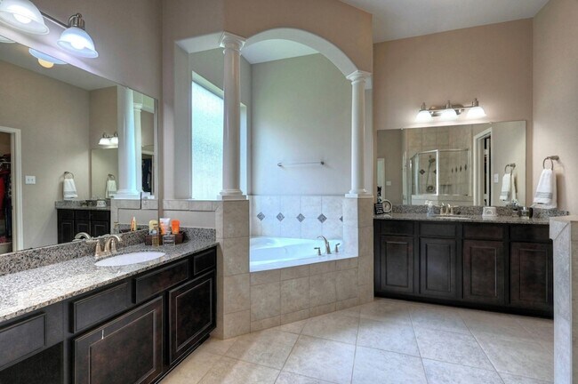 Building Photo - 7810 Oak Moss Dr