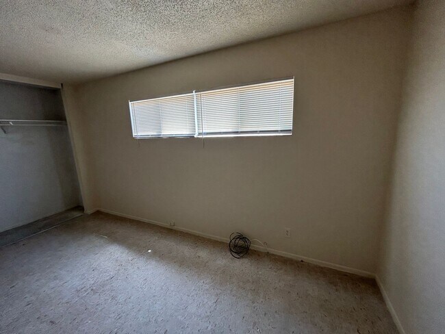 Building Photo - Spacious 4 bedroom, 2 bathroom home locate...