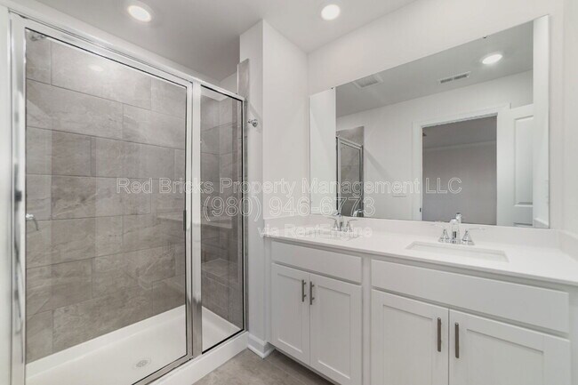 Building Photo - 4039 Smt Wds Dr