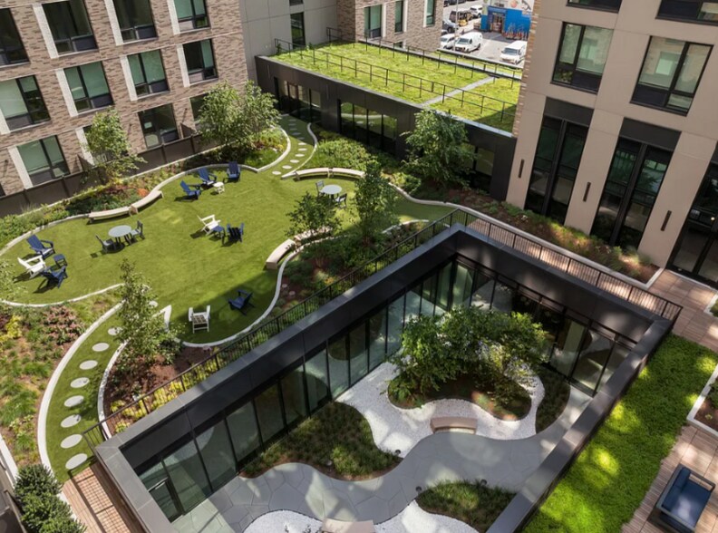 Building Photo - 405 W 206th St