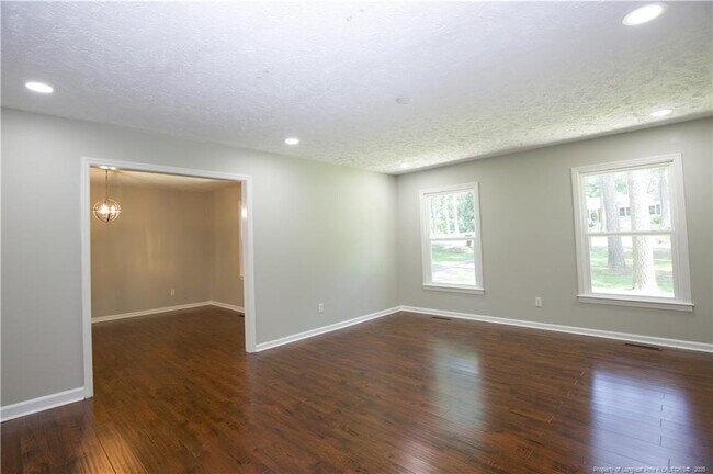 Building Photo - 906 N Glenwood Trail