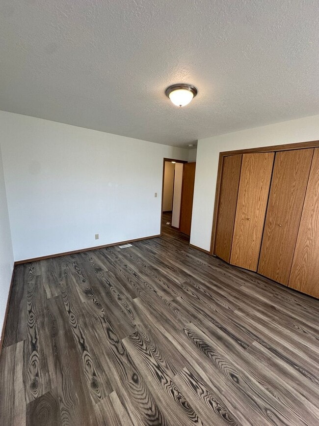 Building Photo - Tranquil & delightful 3-bedroom, 2-bathroom home that offers both comfort and convenience with it...