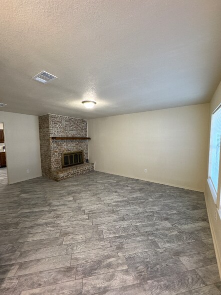Building Photo - 618 Comal Ave