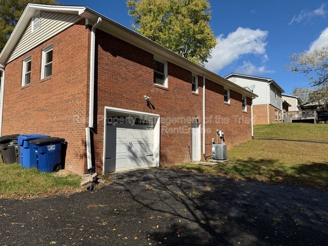 Building Photo - 2563 Wood Valley Rd