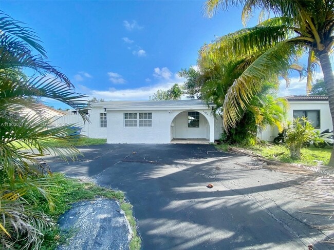 Primary Photo - 2024 NE 183rd St