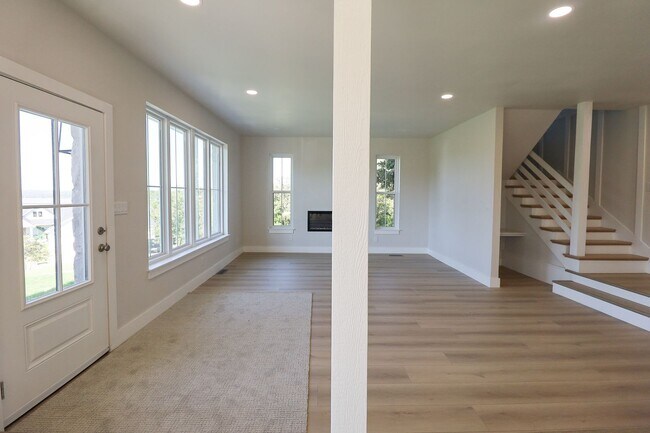 Building Photo - 4 Bed | 3 Bath on Keystone Lake!
