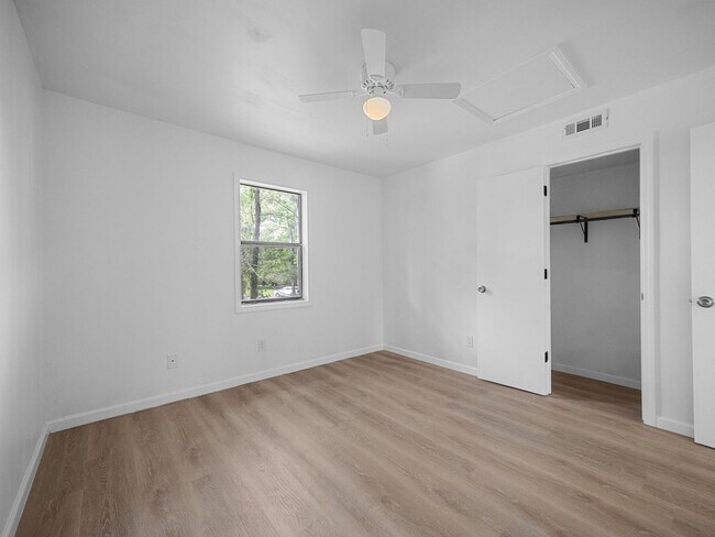 Building Photo - Ravenwood Apartments!!