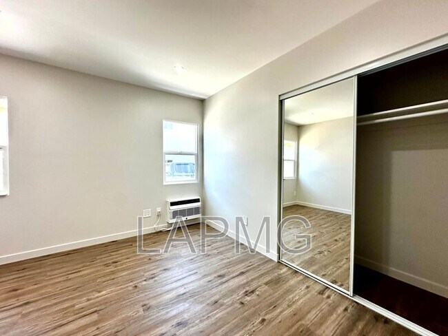 Building Photo - 2304 N Frederic St