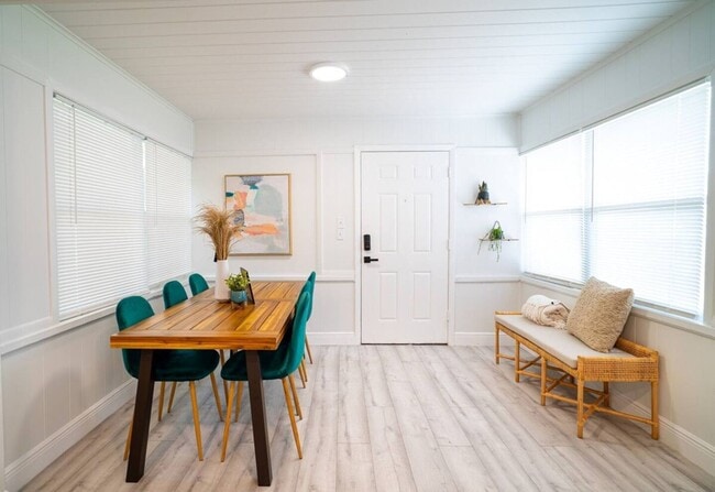 Building Photo - Homey Cozy Newly Renovated Stylish & chic