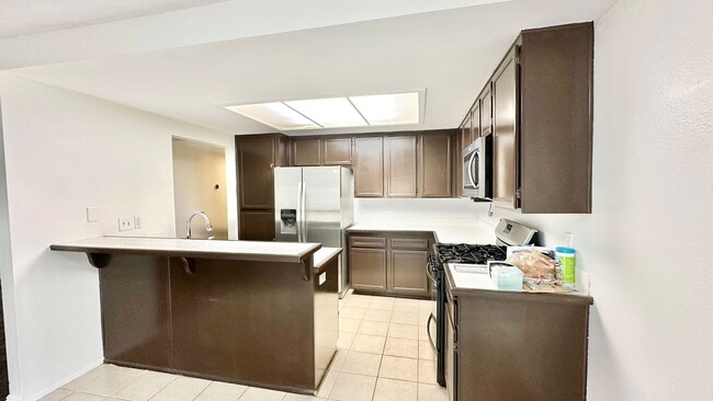 Building Photo - Charming Entry Level Condo Unit with Reser...