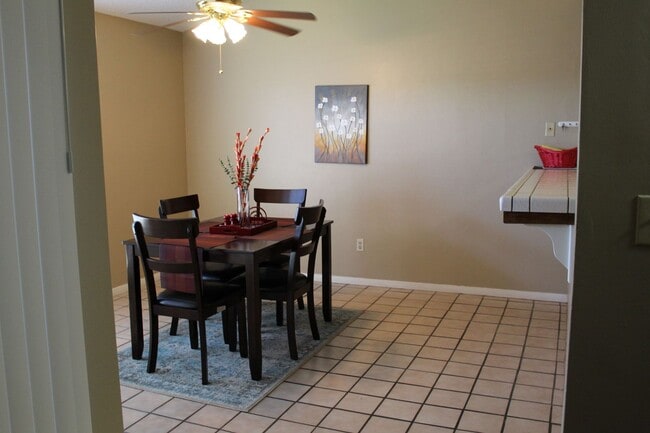 Building Photo - Cute Condo North Bakersfield