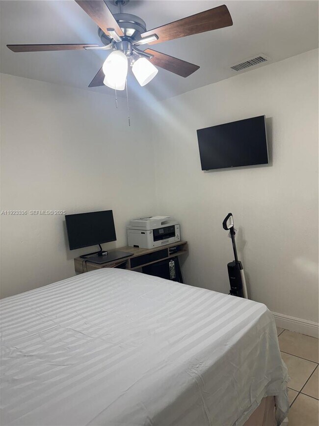 Building Photo - 3251 NW 18th Ct