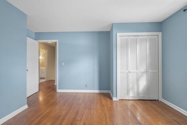 Building Photo - Eye Catching Large 4-Bedroom Home in Murfr...