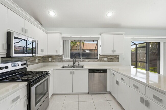 Building Photo - 9284 Laurel Green Dr