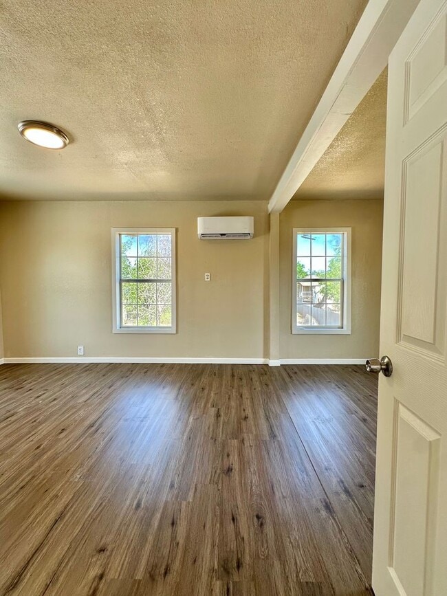 Building Photo - NOW AVAILABLE - Remodeled 1 Bedroom Apartm...