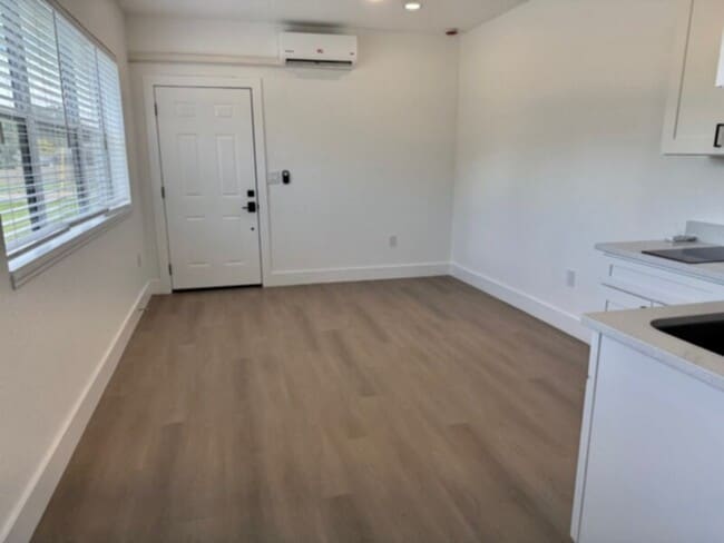 Building Photo - Beautiful Renovated Studio with All Utilities Included!