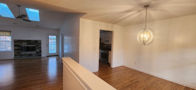 Building Photo - 3 bedroom / 2 bath Perfect location *Available for a 12 month lease* Unfurnished