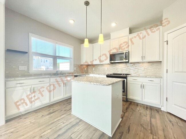 Building Photo - Beautiful End Unit 3 Story 3 bedroom, 3.5 bathroom Townhome with 2 Car-Garage in 540 Townes subdi...