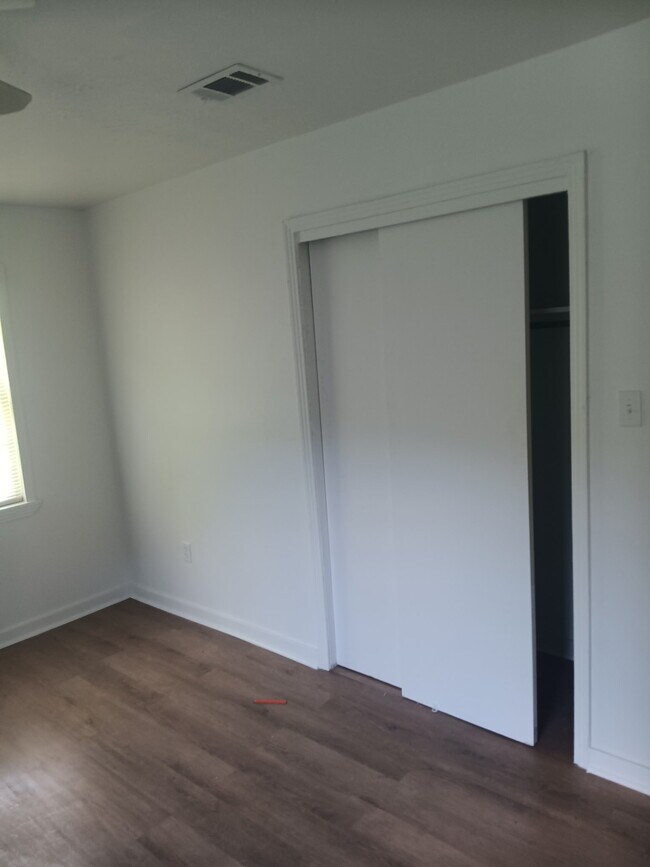 Building Photo - Teresa