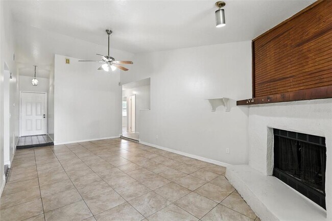 Building Photo - 28 N Lancelot Ave