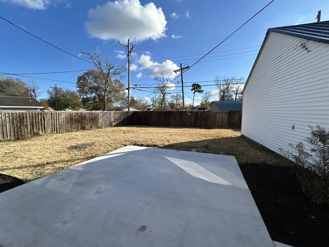 Building Photo - 6275 Westgate Dr