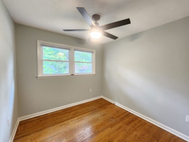 Building Photo - Great Location-Black Mountain Rental