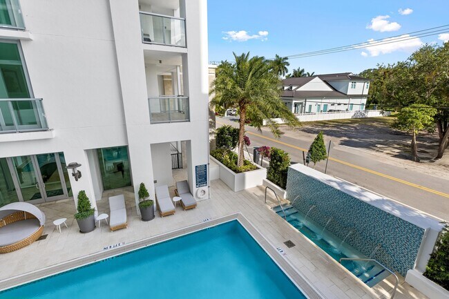 Building Photo - 475 E Royal Palm Rd