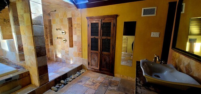 Building Photo - 2038 N Las Palmas Ave