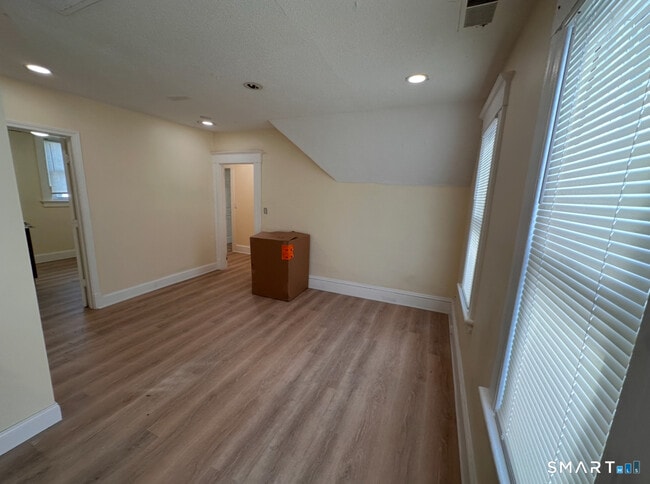 Building Photo - 149 Glen St