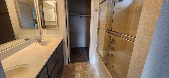 Building Photo - 3 Bedroom 2.5 bsthroom home in Gated Elk Grove Communtiy