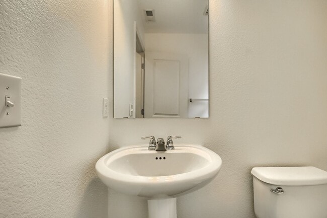 Building Photo - Beautiful 3 bedroom townhome in Central Park (Stapleton) Neighborhood