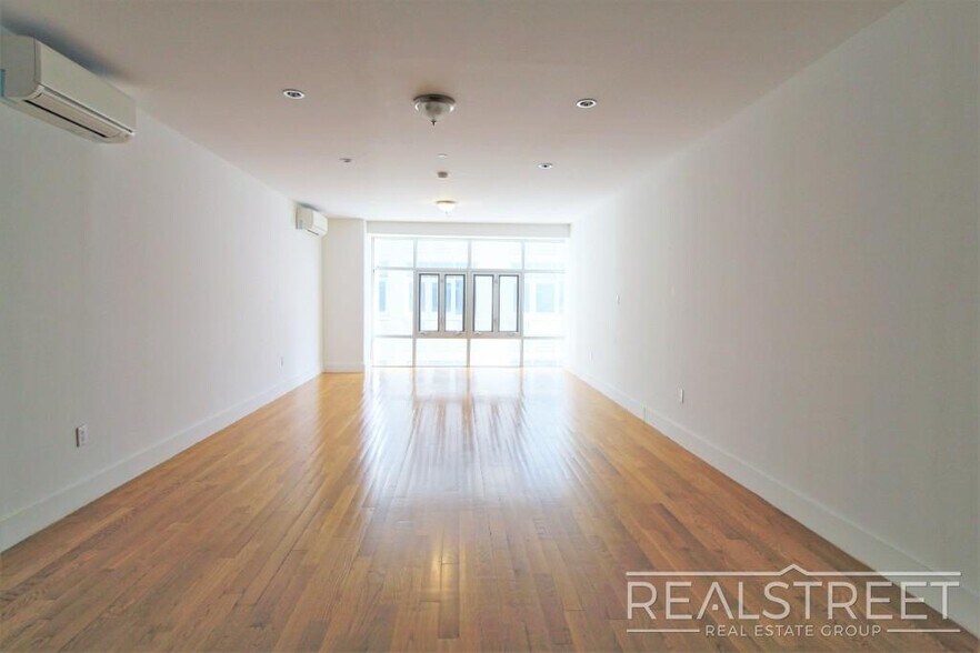 Building Photo - LUXURY LOFT in Queens!