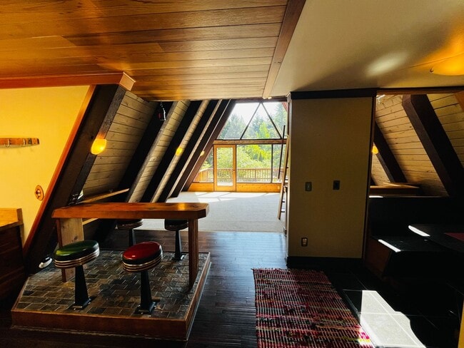 Building Photo - Wonderfully Eclectic Bainbridge Home, Perfect for Nature Lovers!