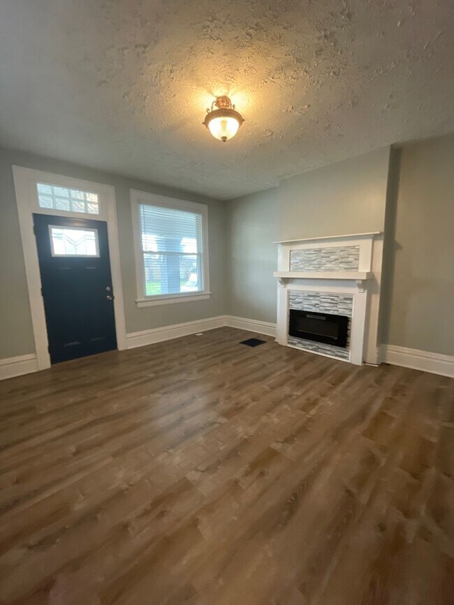 Building Photo - 931 E Whittier St