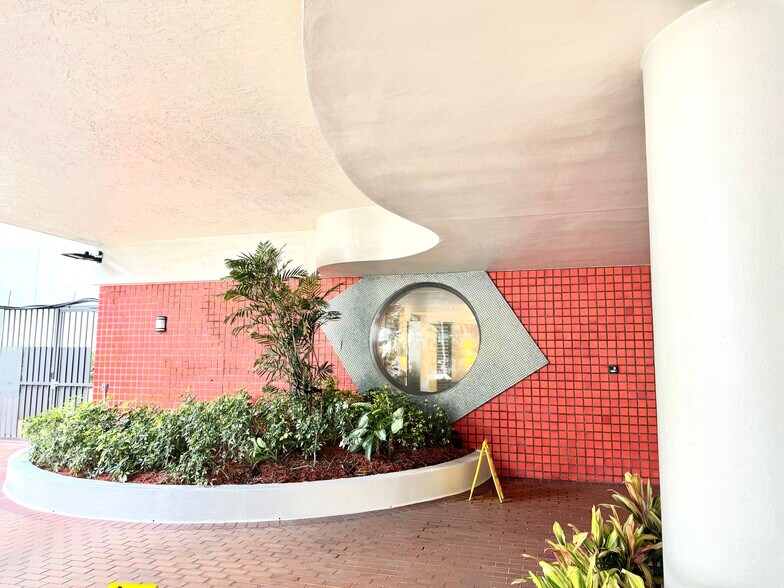 Building Photo - 1621 Collins Ave
