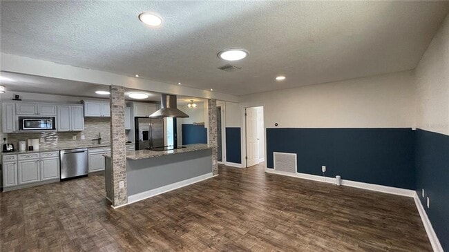 Building Photo - 313 Satsuma Dr