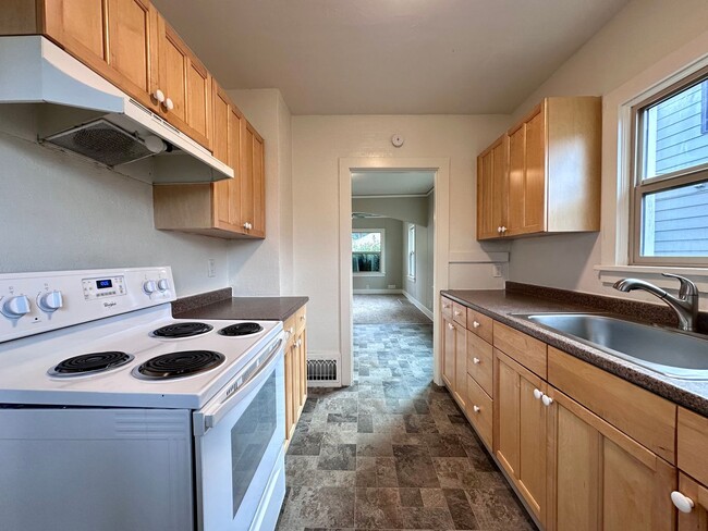 Building Photo - Adorable Home in a Historic Oregon City Neighborhood