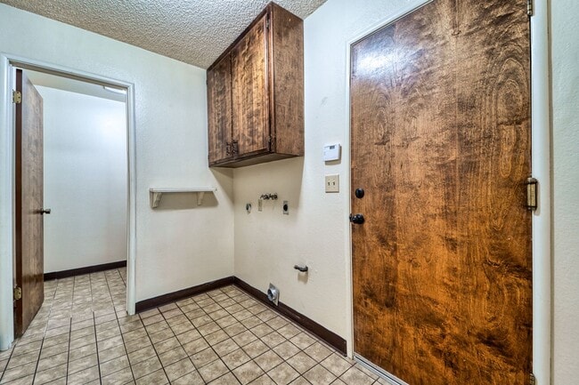 Building Photo - 4 bedroom 2 1/2 bath house in Yuba City