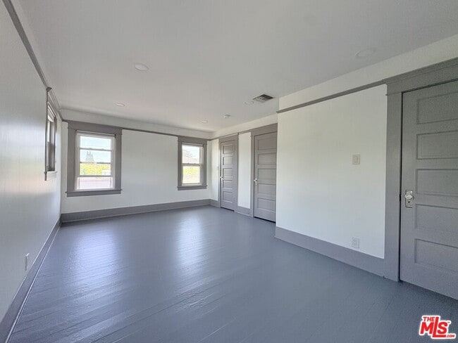 Building Photo - 613 N Lucerne Blvd