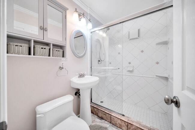 Building Photo - Welcome Home to the peaceful Shoreview Nei...