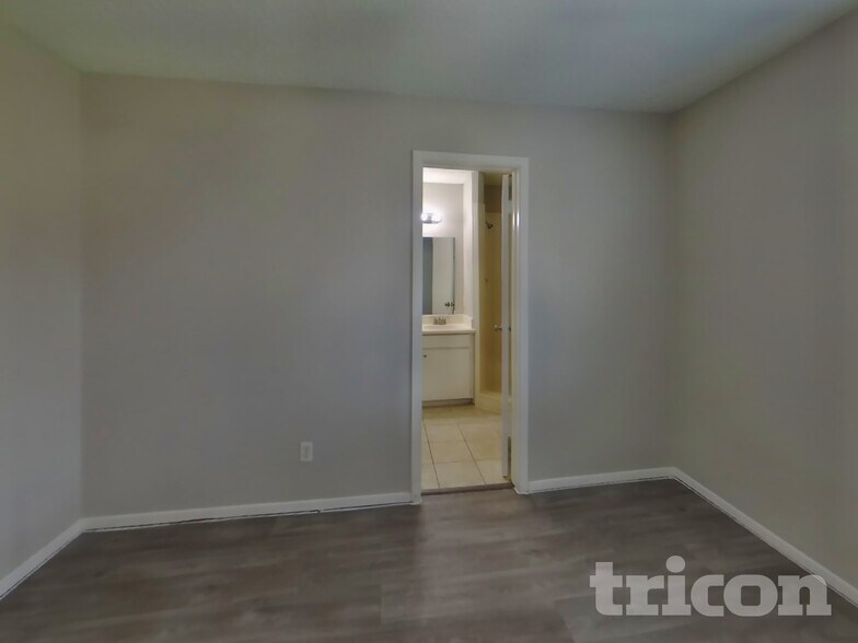 Building Photo - 1721 Oak Tree Dr