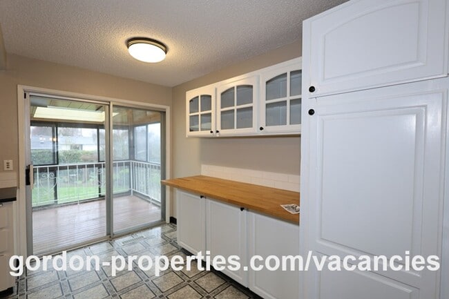 Building Photo - NE 22nd Ct - Gresham 4 bedroom split level home